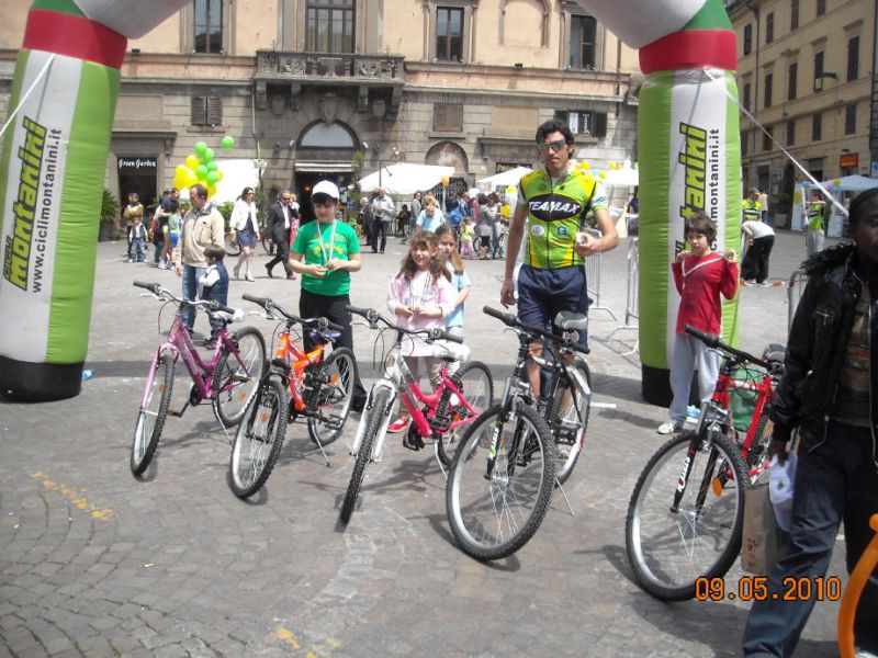 Clicca per vedere l'immagine successiva: 11 - premiata la bimba della 2^ elementare